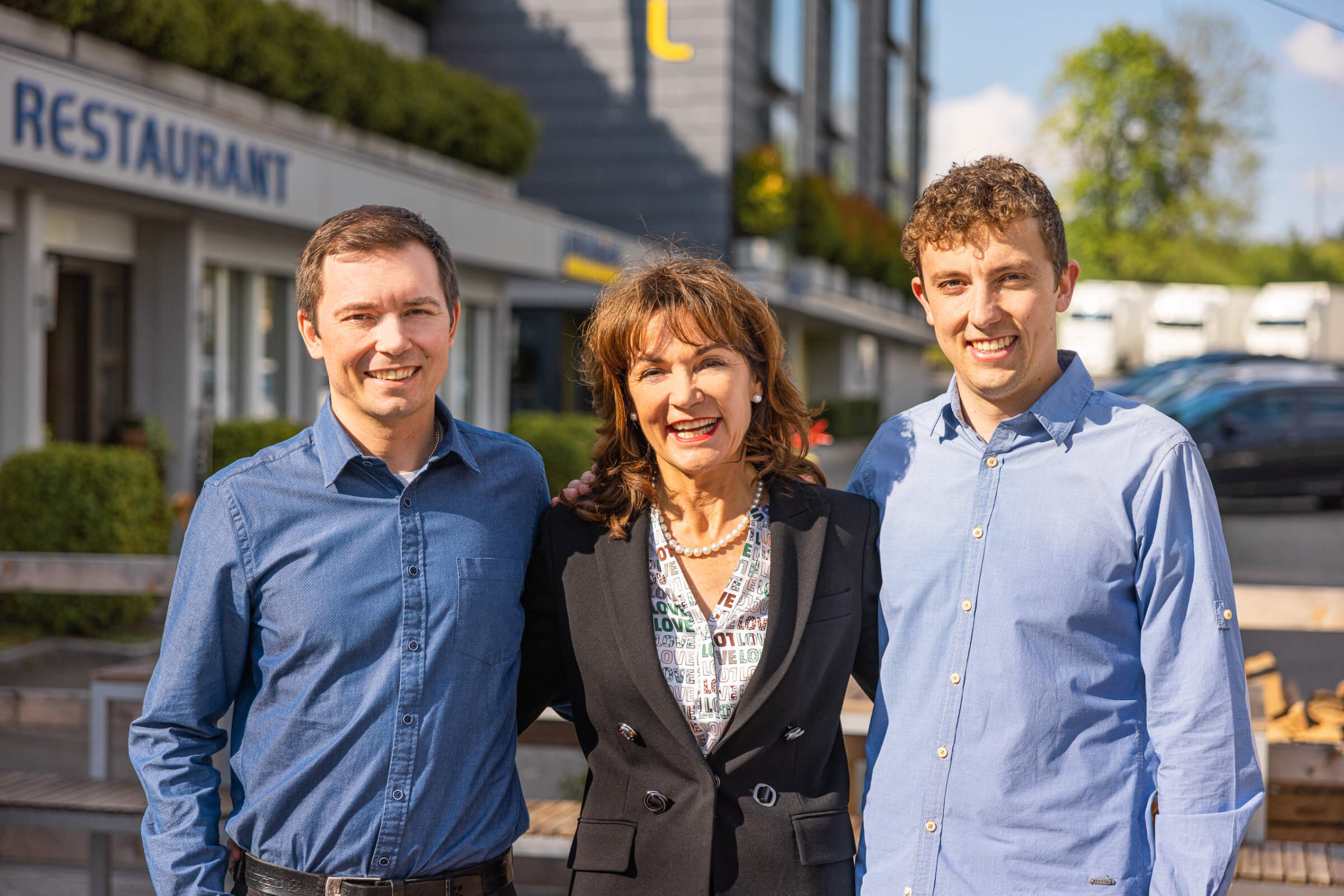 Gastgeberin Edith Schlömmer und ihre beiden Söhne